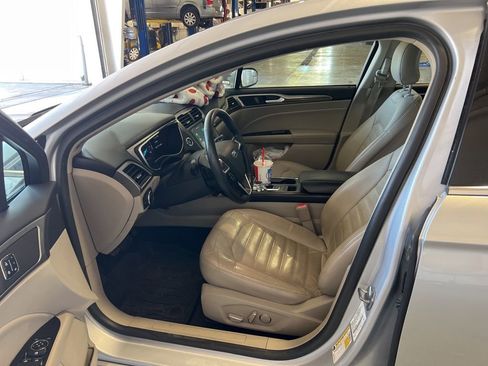 Used 2017 Ford Fusion SE w/ Fusion SE Technology Package AWD/4WD image 5