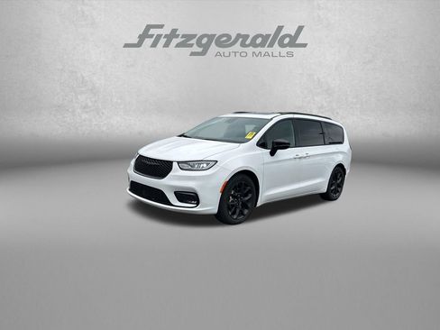 Used 2025 Chrysler Pacifica Limited FWD image 3