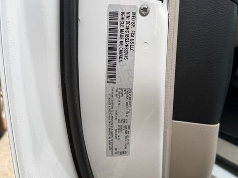 Used 2023 Chrysler Pacifica Touring-L image 11