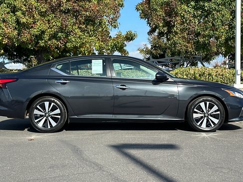 Certified 2022 Nissan Altima 2.5 SV image 3