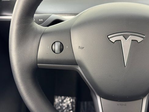 Used 2021 Tesla Model Y Long Range image 19