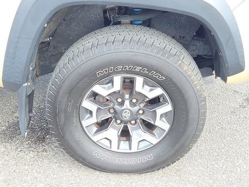 Used 2019 Toyota Tacoma TRD Off-Road AWD/4WD image 9