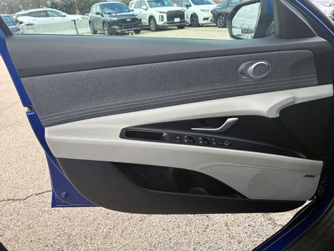Used 2025 Hyundai Elantra Limited FWD image 18