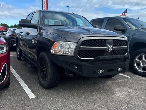 Used 2017 RAM 1500 Express AWD/4WD image 3
