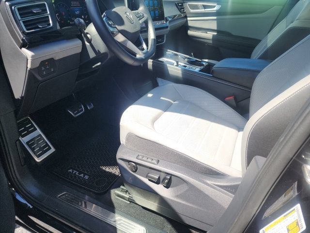 Used 2025 Volkswagen Atlas Cross Sport SEL R-Line AWD/4WD image 3