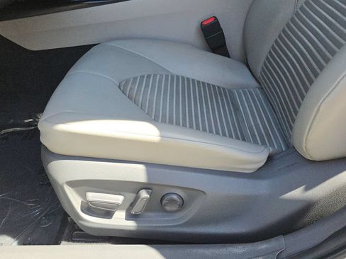 Used 2018 Toyota Camry SE FWD image 19
