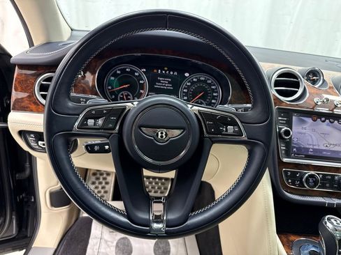 Used 2017 Bentley Bentayga image 28