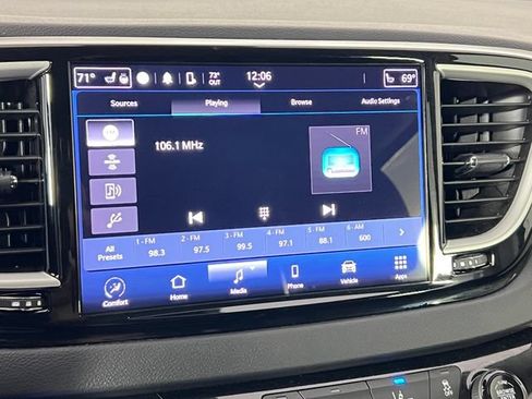 Used 2024 Chrysler Pacifica Touring-L FWD image 32