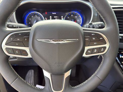 Used 2025 Chrysler Pacifica Select image 15