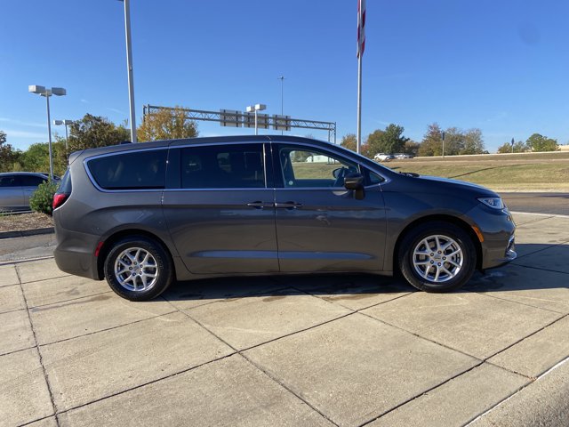 Used 2023 Chrysler Pacifica Touring-L FWD image 13