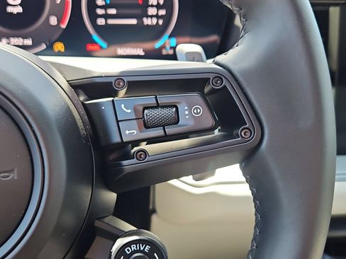 Certified 2025 Porsche Cayenne Coupe AWD/4WD image 32