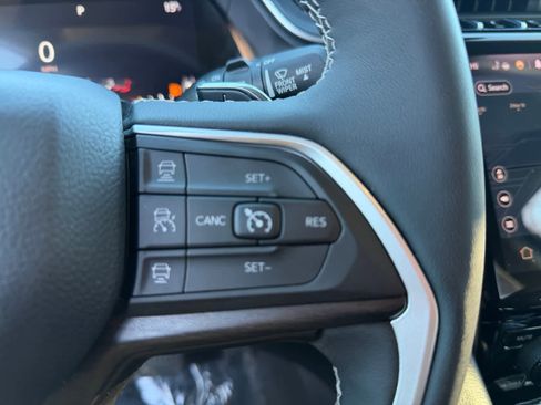 Used 2023 Jeep Grand Cherokee Limited image 25