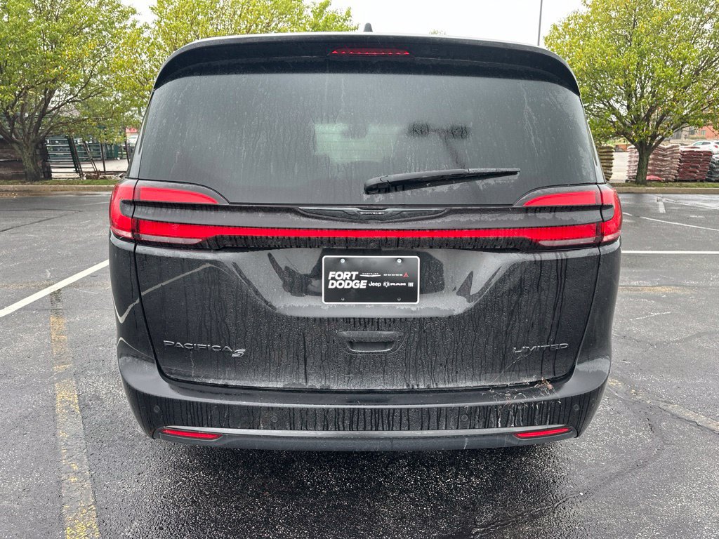 Used 2025 Chrysler Pacifica Limited FWD image 5