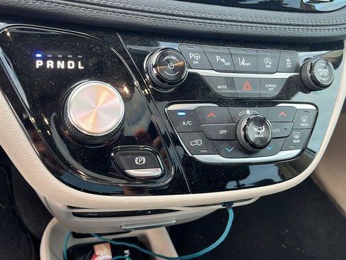 Used 2018 Chrysler Pacifica Limited w/ Tire & Wheel Group FWD image 5