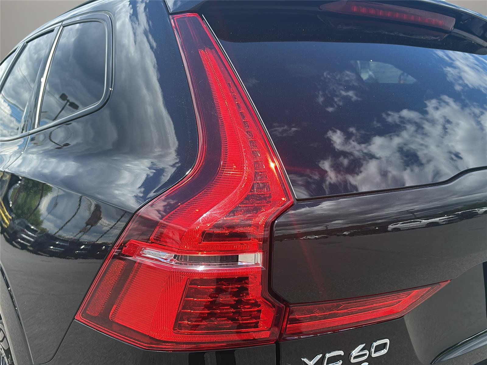 Used 2022 Volvo XC60 T8 R-Design w/ Climate Package AWD/4WD image 22