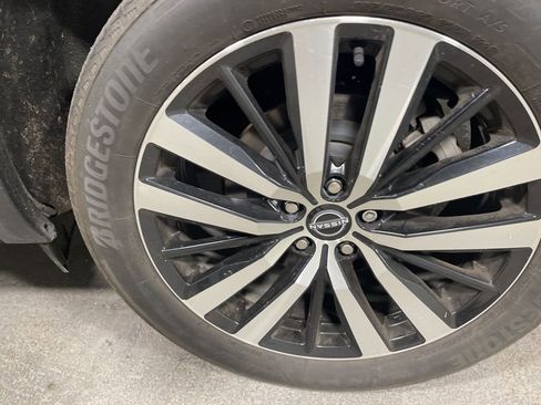 Used 2024 Nissan Pathfinder Platinum image 43