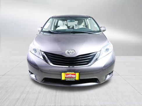 Used 2012 Toyota Sienna LE image 2