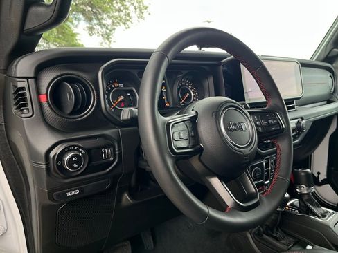 Used 2024 Jeep Gladiator Rubicon AWD/4WD image 14