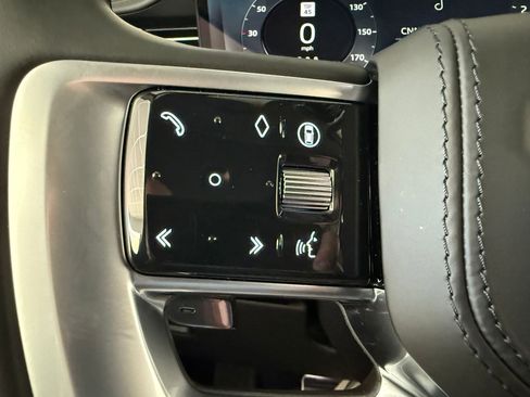 Used 2025 Land Rover Range Rover SE image 17