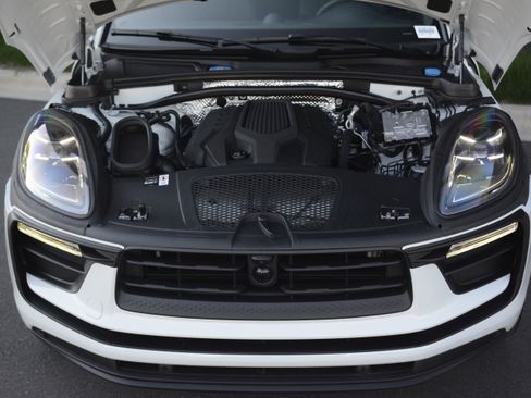 Certified 2026 Porsche Macan image 40