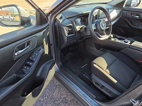 Used 2024 Nissan Rogue SV image 12