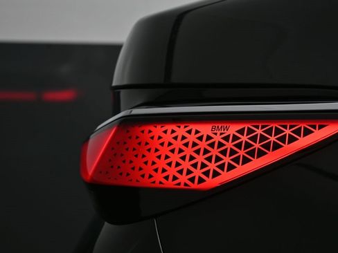 Used 2025 BMW 760i xDrive w/ Executive Package image 11