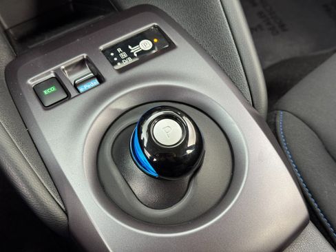 Used 2025 Nissan Leaf S image 27