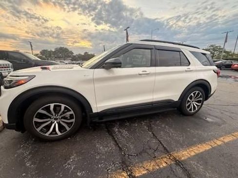 Used 2025 Ford Explorer ST-Line w/ Premium Package RWD image 3