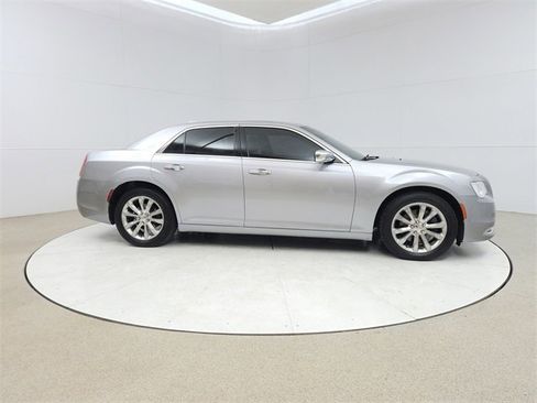 Used 2018 Chrysler 300 Limited image 8