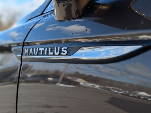 Used 2022 Lincoln Nautilus Standard w/ Premium Package image 14
