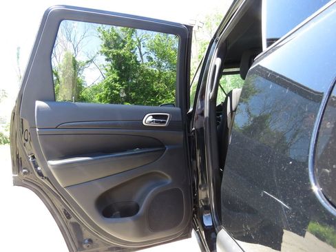Used 2017 Jeep Grand Cherokee Laredo w/ Quick Order Package 23E AWD/4WD image 18