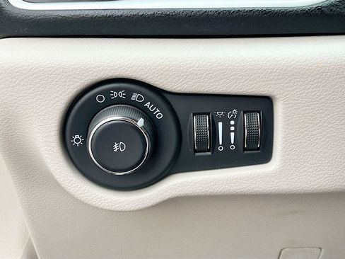 Used 2024 Chrysler Pacifica Touring-L image 10