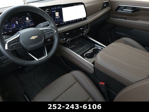 Used 2025 Chevrolet Suburban High Country AWD/4WD image 12