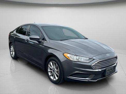 Used 2017 Ford Fusion SE FWD image 2