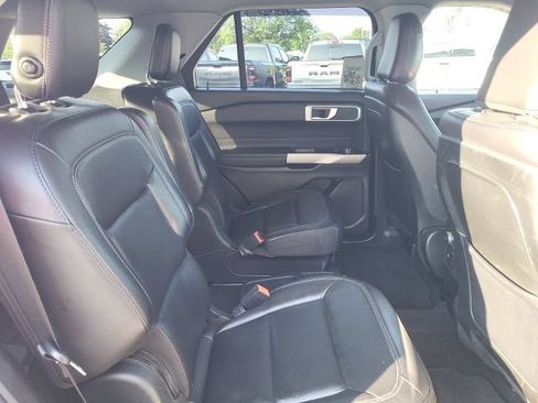 Used 2020 Ford Explorer XLT w/ Equipment Group 202A AWD/4WD image 18