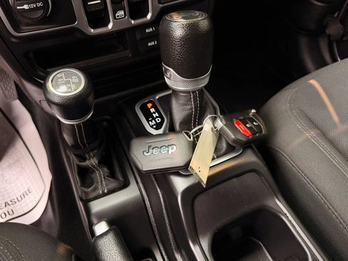 Used 2018 Jeep Wrangler Unlimited Sahara AWD/4WD image 16