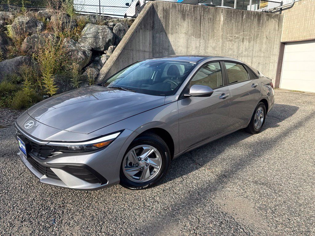 Certified 2025 Hyundai Elantra SE FWD image 2