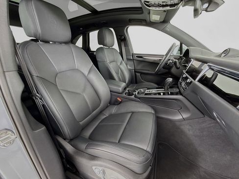 Certified 2025 Porsche Macan image 31