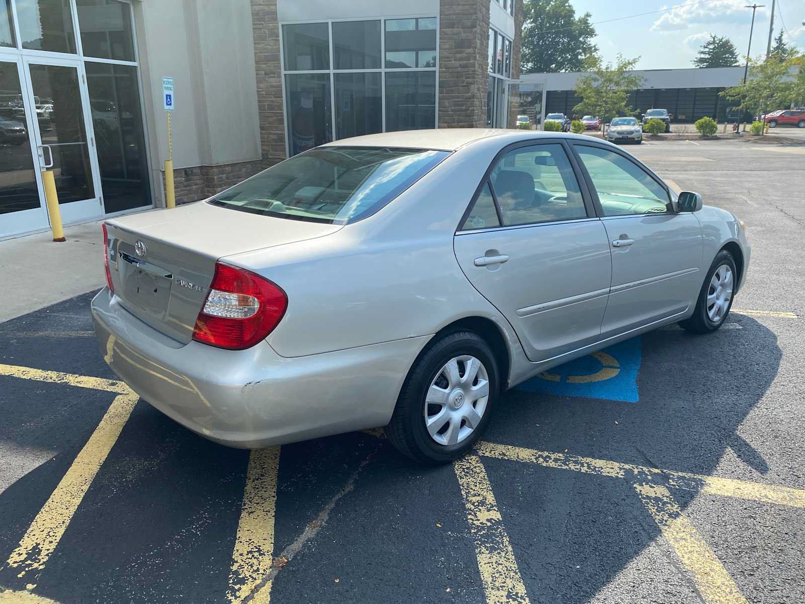 Used 2004 Toyota Camry LE w/ Fleet Convenience Pkg FWD image 2