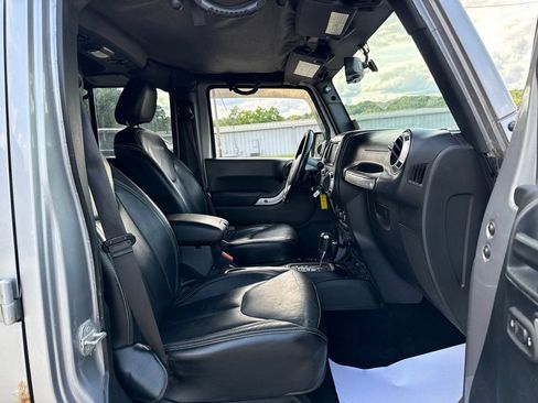Used 2018 Jeep Wrangler Unlimited Rubicon w/ Connectivity Group AWD/4WD image 38