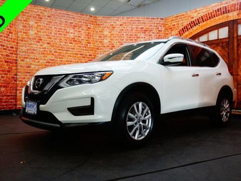 Used 2017 Nissan Rogue SV image 3