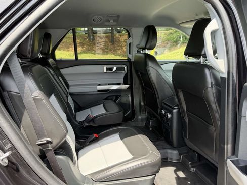 Used 2023 Ford Explorer XLT w/ Equipment Group 202A AWD/4WD image 13