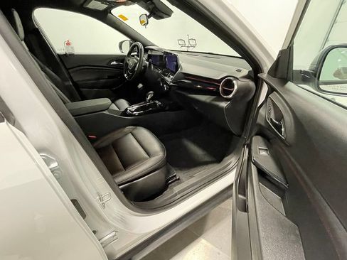 Used 2025 Chevrolet Trax RS FWD image 25