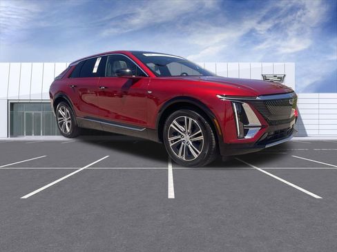 Certified 2025 Cadillac Lyriq Luxury AWD/4WD image 2