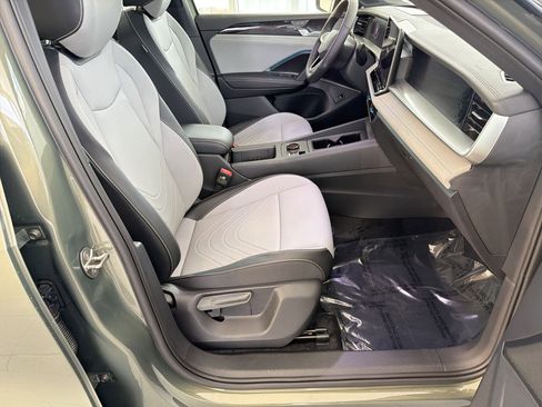 New 2026 Volkswagen Tiguan SE R-Line FWD image 30
