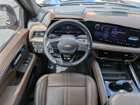 Certified 2025 Chevrolet Suburban High Country AWD/4WD image 15