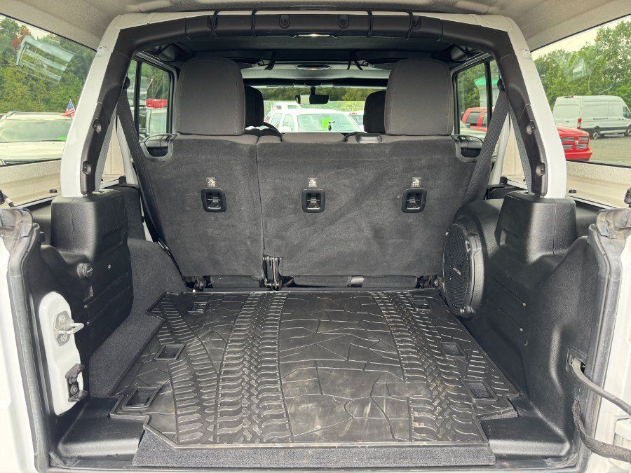 Used 2018 Jeep Wrangler Unlimited Sahara AWD/4WD image 17