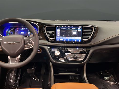 Used 2023 Chrysler Pacifica Pinnacle FWD image 11