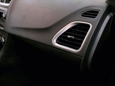 Used 2013 Dodge Avenger SE image 16