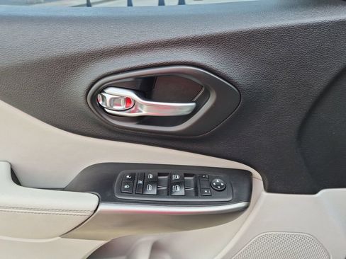 Used 2020 Jeep Cherokee Latitude Plus w/ Comfort/Convenience Group FWD image 13